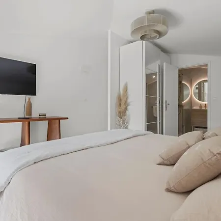 Adorable 2p Avec Piscine Cannes